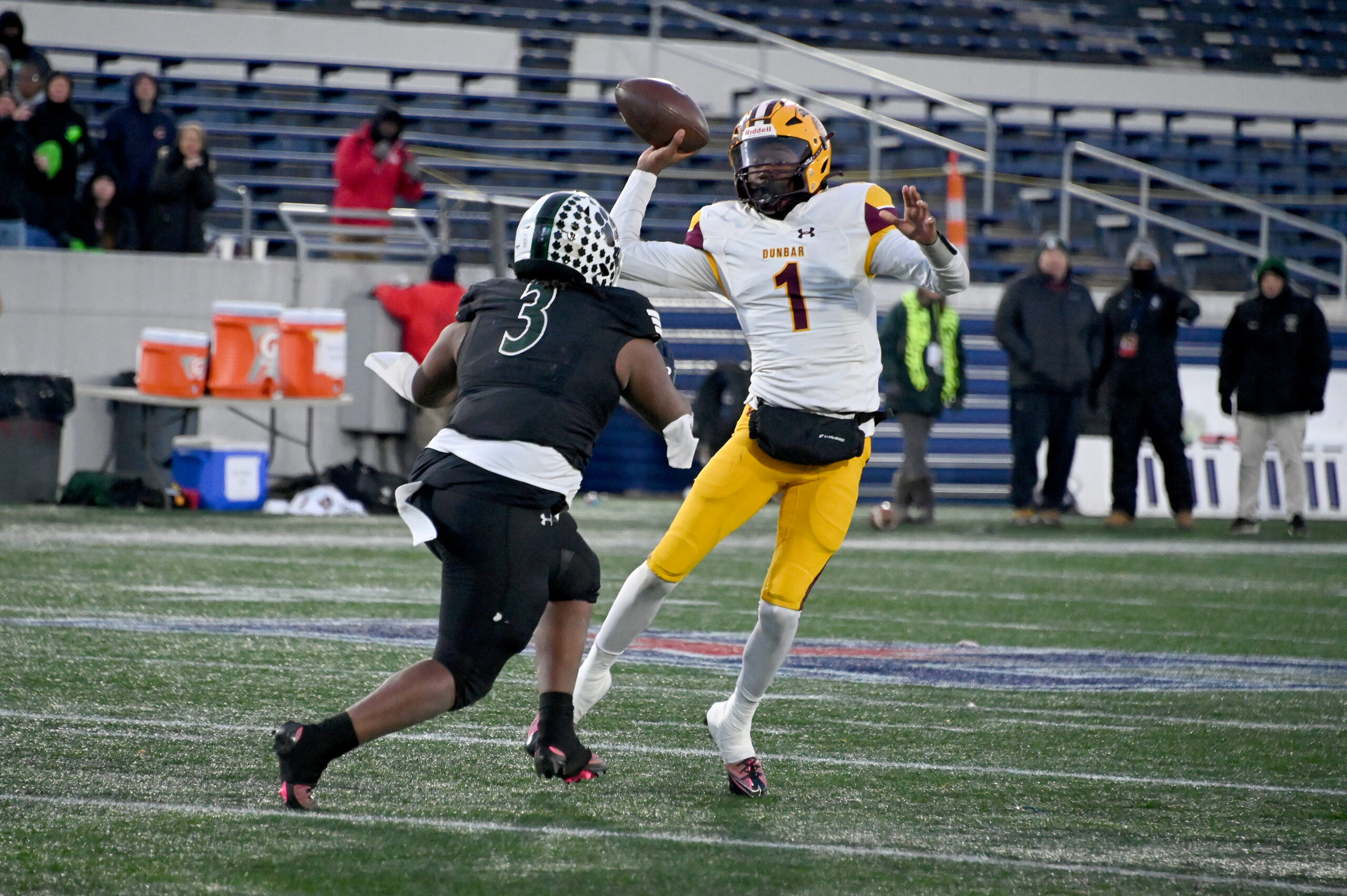 Dunbar QB Savion Witherspoon gets a pass off as Kin...